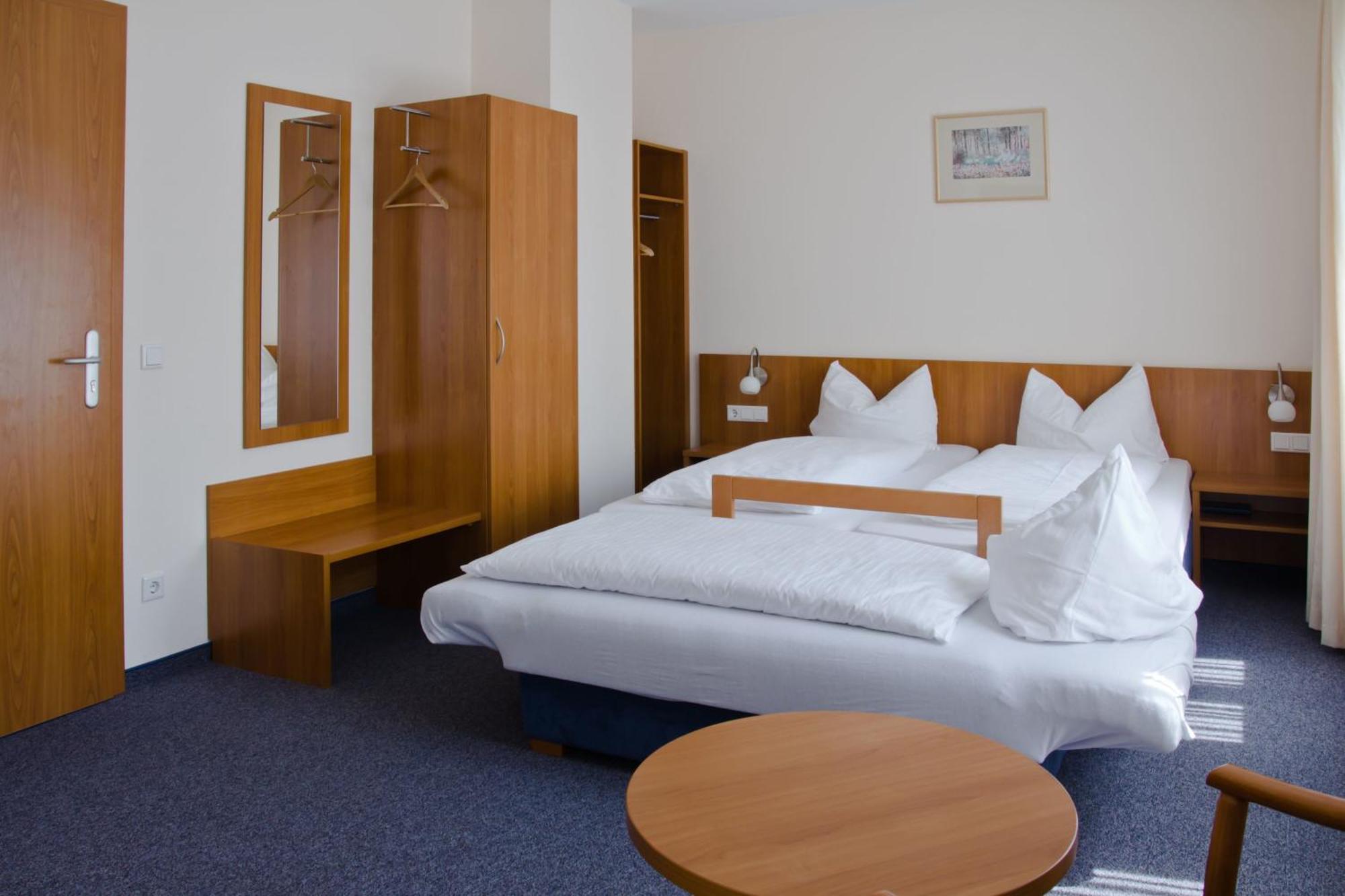 Gaestehaus Zur Kurve Zirndorf Room photo