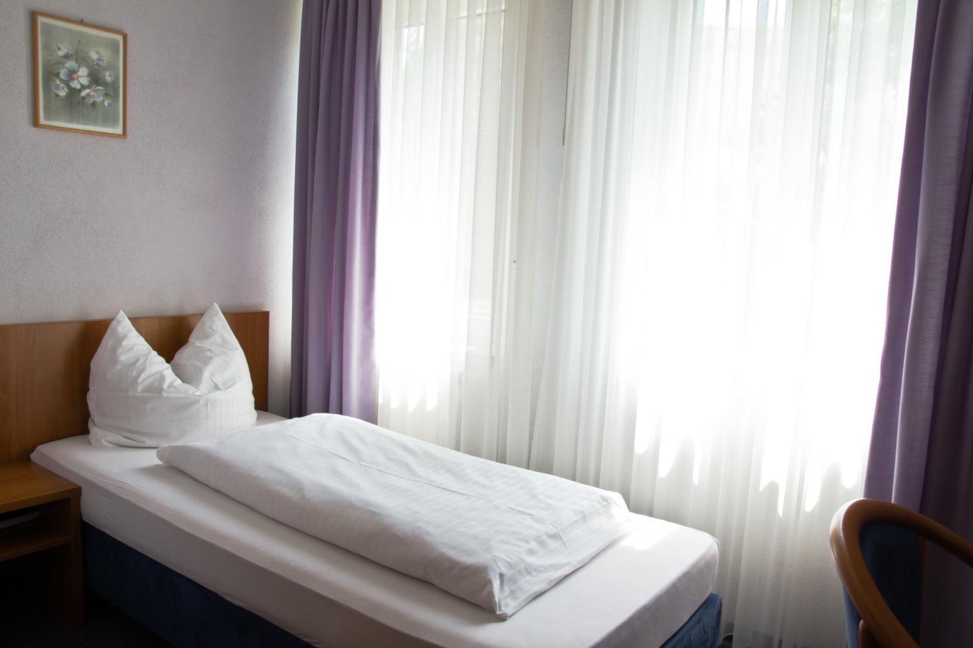 Gaestehaus Zur Kurve Zirndorf Room photo