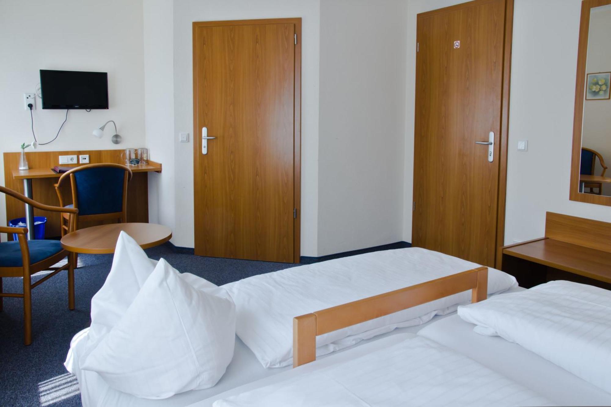 Gaestehaus Zur Kurve Zirndorf Room photo