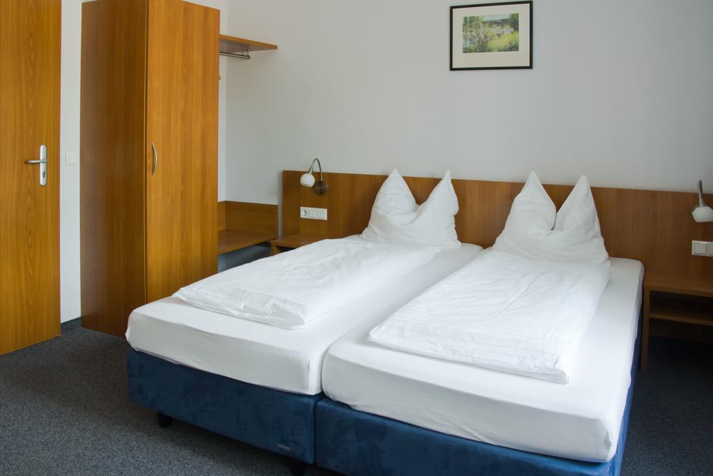 Gaestehaus Zur Kurve Zirndorf Room photo