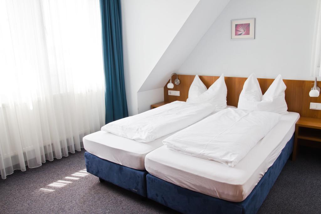 Gaestehaus Zur Kurve Zirndorf Room photo