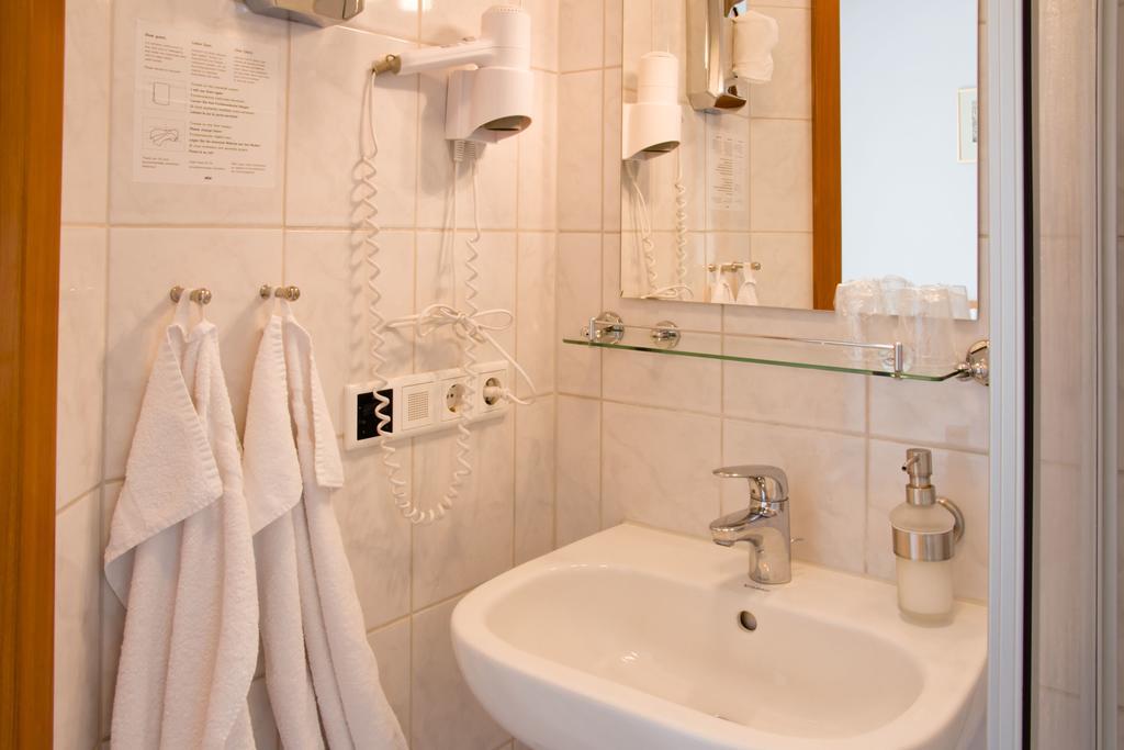 Gaestehaus Zur Kurve Zirndorf Room photo